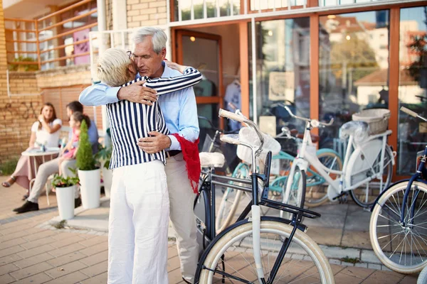 Idős házaspár vásárol új kerékpárt a kerékpárboltban — Stock Fotó