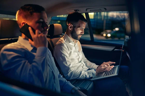 Lavoro notturno - uomini d'affari che vanno in riunione fino a tardi — Foto Stock