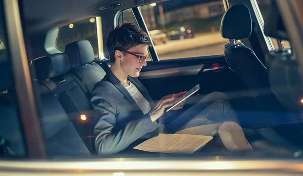 Femme d'affaires moderne travaillant tard dans la voiture — Photo