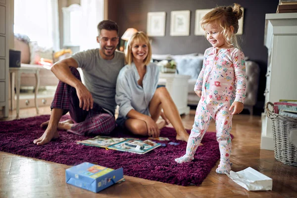 Sonriente niño con los padres divertirse — Foto de Stock