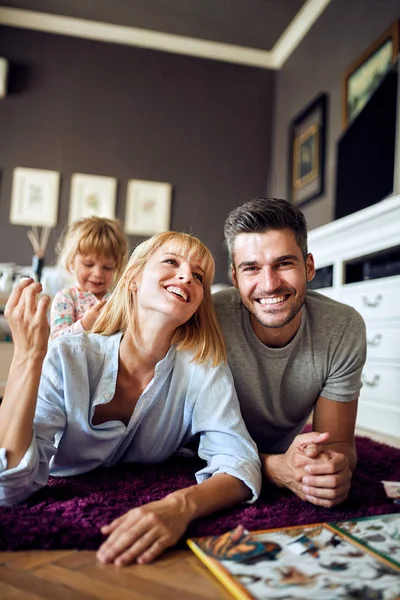 Glückliche Mama und Papa glücklich zusammen mit Kind — Stockfoto