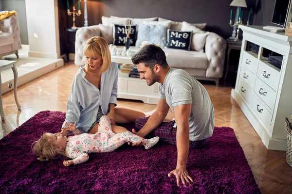 Genitori che giocano con la figlia in camera — Foto Stock