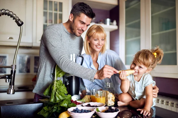 Ouders met dochter in de keuken — Stockfoto