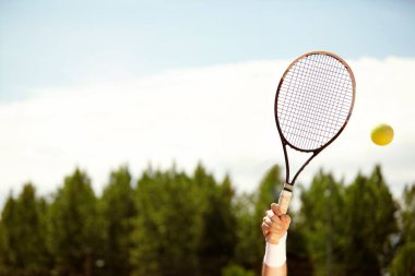 Havada tenis raket