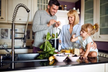 Sevimli çocuk kahvaltı için meyve yeme