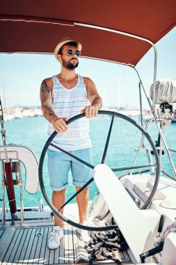 Bir yat adam tatilde parlak güneşli bir gün keyfini çıkarın