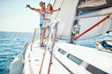 Romantik tatil ve lüks seyahat. Yelkenlide erkek ve kadın