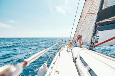 Romantik bir tatil. Genç adam ve kadın yolcu gemisinde görünümü zevk