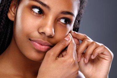 Sivilce sıkan genç kız  