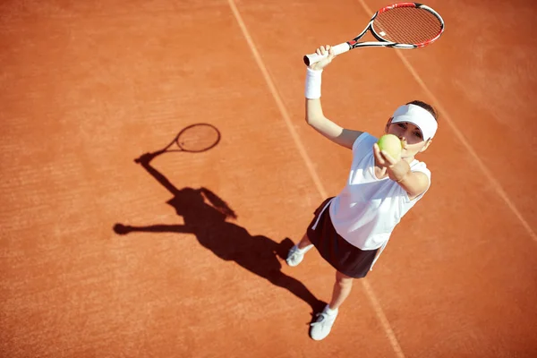 Joueur de tennis servant ballon — Photo