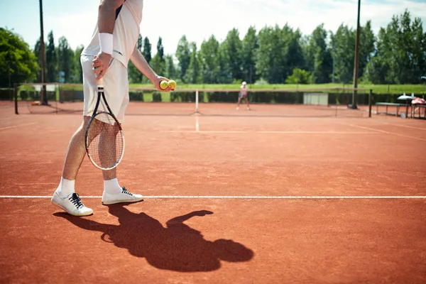 Tennisspielerin nimmt Aufschlag — Stockfoto