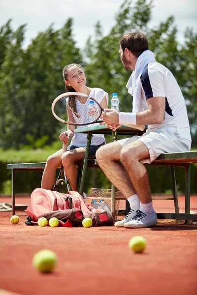 Trener tenisa rozmawia z żeńskim graczem — Zdjęcie stockowe