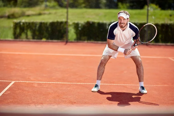 Manlig tennisspelare på tennisbana — Stockfoto