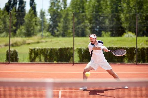 Tennisspieler zertrümmern Ball — Stockfoto