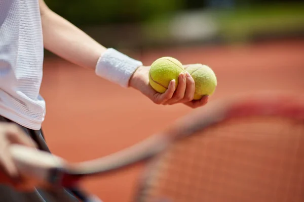 Tennisbollar i spelarens hand — Stockfoto