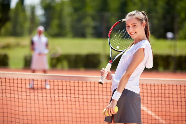 テニスコートでポーズをとる女子テニス選手 — ストック写真