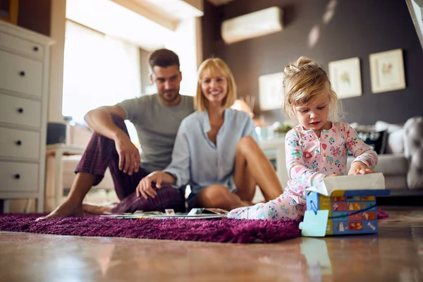 Kind und Eltern spielen morgens im Zimmer — Stockfoto