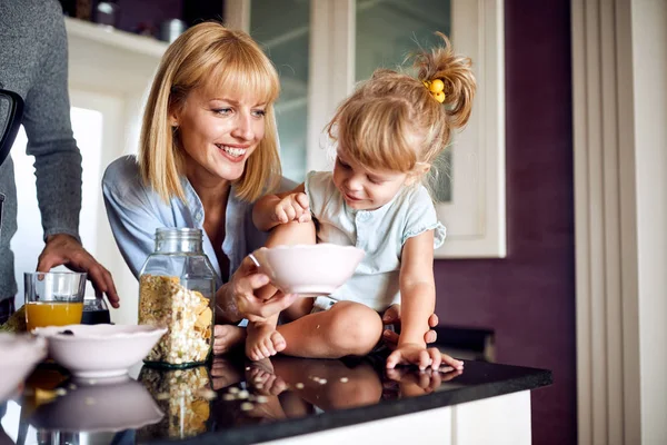 Mom with daughter in the kitchen — Stock Photo, Image
