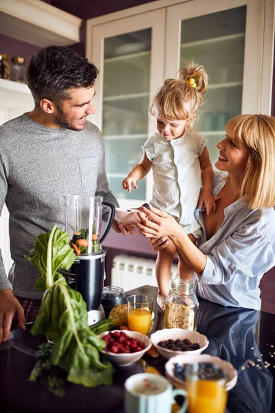 Родители дают дочери здоровый завтрак — стоковое фото