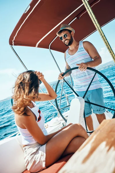 Gülümseyen erkek ve kadın birlikte bir tekne yolculuğu zevk