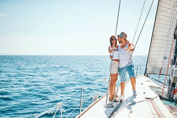 Romance en un velero Hombre y mujer enamorados — Foto de Stock