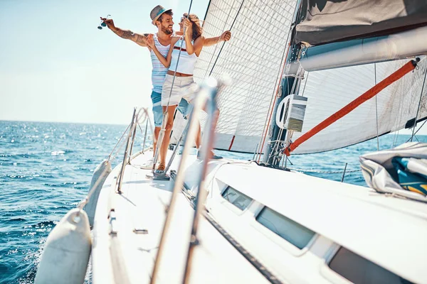 Romantik tatil ve lüks seyahat. Yelkenlide erkek ve kadın