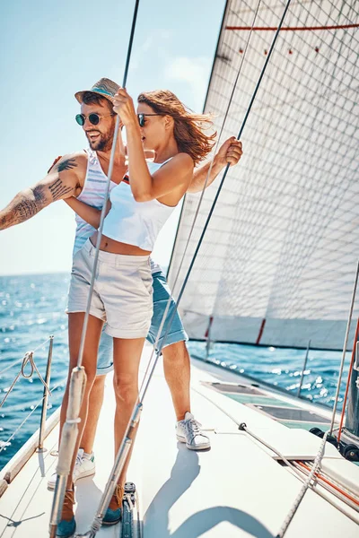 Romantik tatil ve lüks seyahat. yatçift