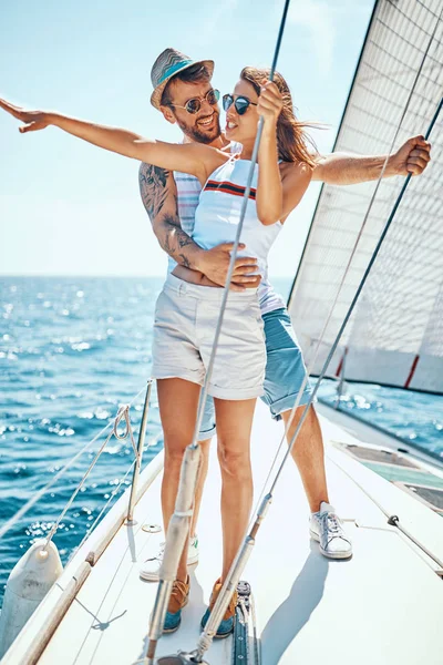 Young man with girl on a sailing boat -Romantic vacation and  luxury — 스톡 사진