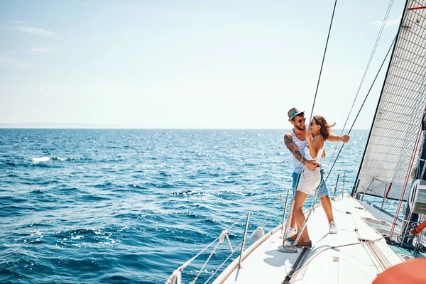 Statek wycieczkowy wakacje podróż mężczyzna i kobieta korzystających — Zdjęcie stockowe
