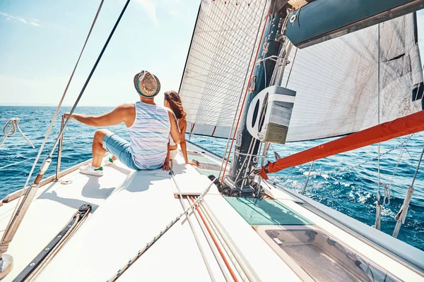 Junge Männer und Frauen entspannen sich auf Segelboot — Stockfoto