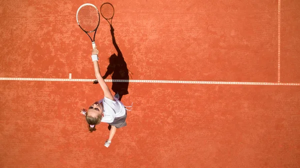 Top uitzicht van Sportvrouw in sprong op Tennisbaan — Stockfoto