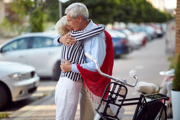 Verkoop fiets-gelukkige Senior man hebben een nieuwe fiets — Stockfoto