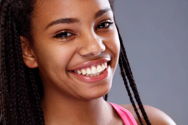 Menina africana com dentes brancos — Fotografia de Stock