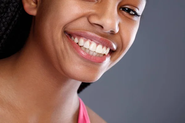 Primer plano de chica africana con hermosos dientes — Foto de Stock