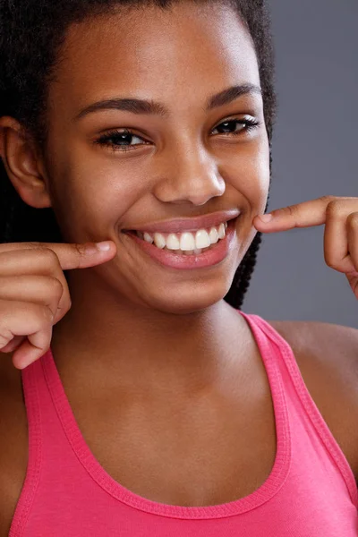 Mujer afroamericana con dientes blancos, retrato — Foto de Stock