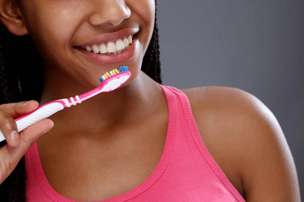 Chica con cepillo de dientes y dientes maravillosos, de cerca —  Fotos de Stock