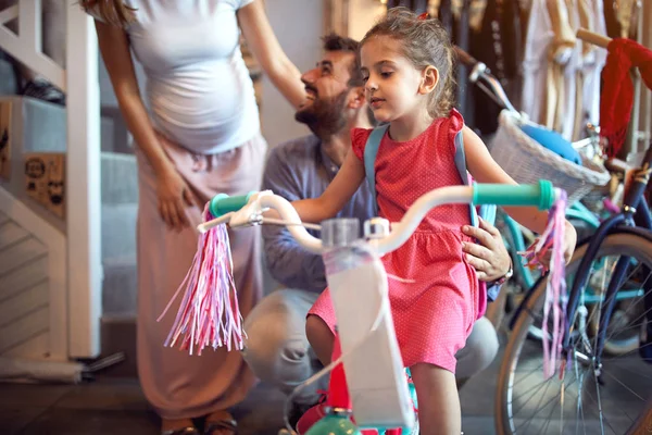 Покупка нового велосипеда для маленької дівчинки в магазині велосипедів — стокове фото