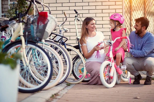 家庭与女儿有乐趣户外购买新自行车在商店 — 图库照片