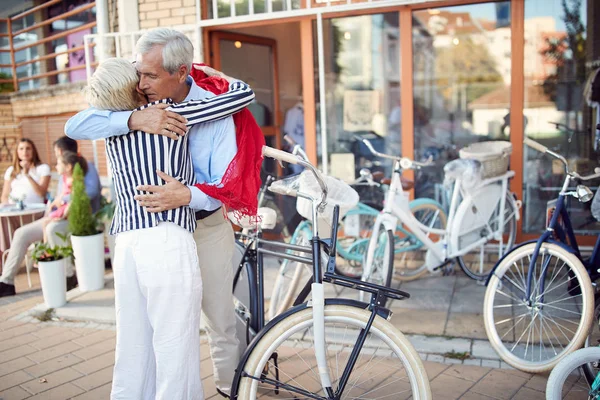 Старшая пара покупает новый велосипед в магазине велосипедов — стоковое фото