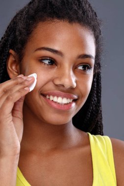 Afrikalı kız temizlik deriden makyaj
