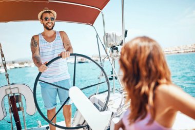 Bir yat ta Gülümseyen adam tatilde parlak güneşli bir gün keyfini çıkarın