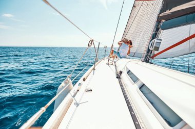 Romantik bir tatil. Genç çift yolcu gemisi güvertesinde görünümü zevk