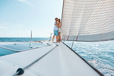 Seyahat yolcu gemisinde romantik mutlu aşıklar