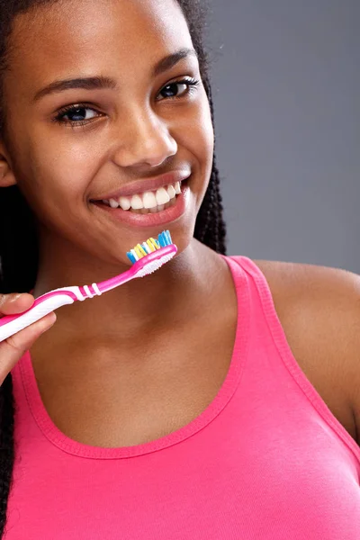 칫솔을 가진 아프리카 소녀는 치아를 돌봅니다. — 스톡 사진