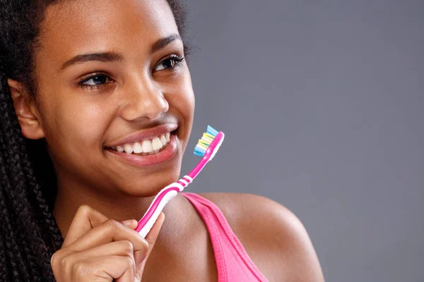 Chica afroamericana con cepillo de dientes —  Fotos de Stock