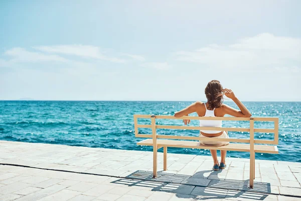 Fiatal nő a padon, nyaralás alatt — Stock Fotó