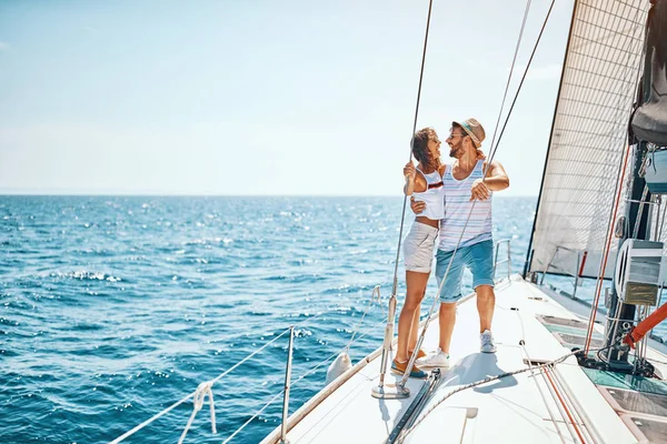 Uomo e donna innamorati - Romanticismo su una barca a vela — Foto Stock