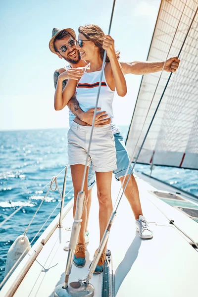Vacanza romantica e viaggi di lusso -Felice uomo con ragazza su una barca a vela — Foto Stock