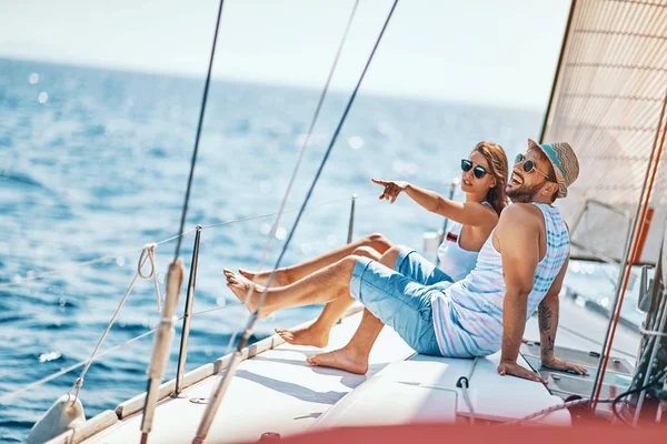 Счастливые мужчина и женщина отдыхают на роскошной яхте. пара на круизе — стоковое фото