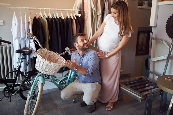 Giovane uomo e donna shopping nuova bicicletta nel negozio di biciclette — Foto Stock